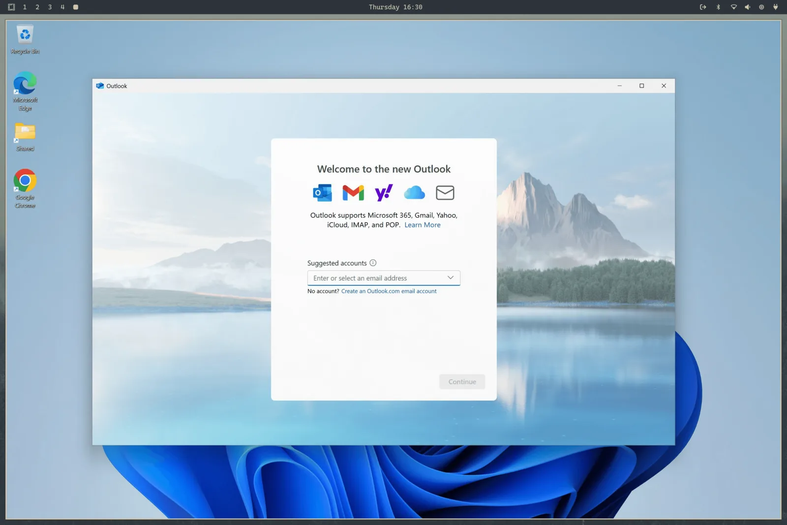 Omarchy 内的 Windows 11 正在运行 Outlook，上方可见 Omarchy 桌面栏